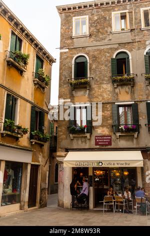 Caffè e bar a Venezia con cene e bevitori che si rilassano in una giornata estiva Foto Stock