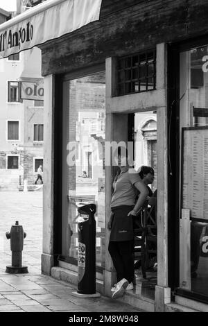 Caffè e bar a Venezia con cene e bevitori che si rilassano in una giornata estiva Foto Stock