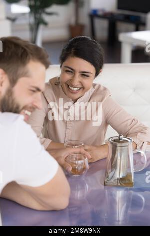 Una coppia felice di amici che si diverte con una tazza di tè Foto Stock