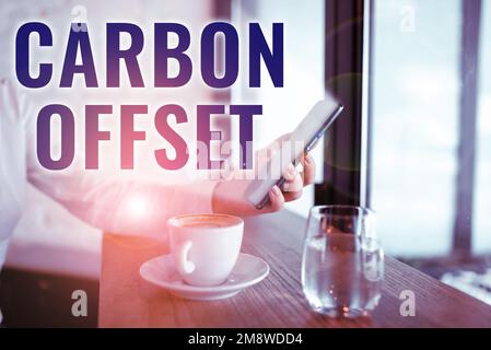 Offset carbonio visualizzazione concettuale. Parola per la riduzione delle emissioni di biossido di carbonio o di altri gas Foto Stock