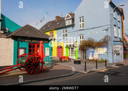 21 marzo 2015 negozi e caffè dai colori vivaci nella città di Kinsale, nella contea di Cork, Irlanda, in una luminosa mattinata primaverile Foto Stock