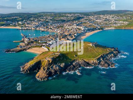 St Ives, Cornovaglia. Regno Unito. 08.24.2021 Una bella immagine aerea di St Ives Head e Harbour a Sunrise. 24th agosto 2021 Foto Stock