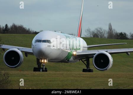 Un aeromobile passeggeri Boeing 777-300ER tassato all'aeroporto di Birmingham, Regno Unito, nel dicembre 2020. Foto Stock