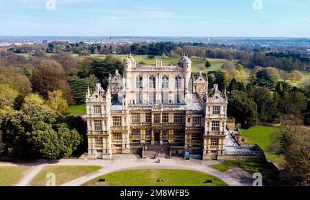 Un tiro aereo della sala Wollaton e del parco dei cervi a Nottingham, Regno Unito Foto Stock