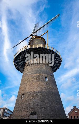 Vista dall'angolo basso dell'alto e tradizionale mulino a vento olandese 'De Noord' nella storica città di Schiedam, nei Paesi Bassi. Foto Stock