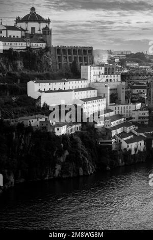 Vila Nova de Gaia vicino al Ponte Don Luis, Porto, Portogallo. Foto in bianco e nero. Foto Stock