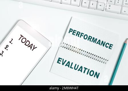 Cartello di testo che mostra la valutazione delle prestazioni. Parola per lo sviluppo e la pianificazione di azione di un altro Foto Stock