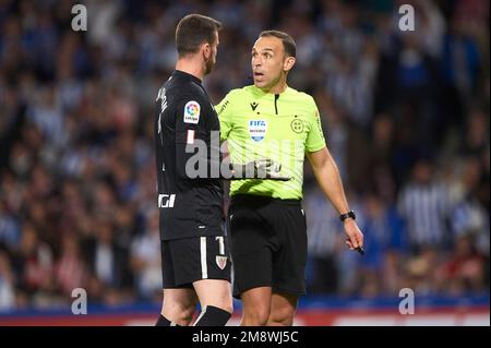 Arbitro Guillermo Cuadra Fernandez e Unai Simon del Club Atletico durante la partita della Liga tra Real Sociedad e Athletic Club allo Stadio reale Arena Foto Stock