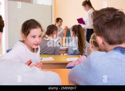 I bambini discutono durante la lezione Foto Stock