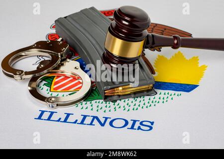 Arma d'assalto rivista ad alta capacità con gavel e bandiera dello stato dell'Illinois. Divieto semiautomatico del fucile, legge sul controllo delle armi e concetto di criminalità. Foto Stock