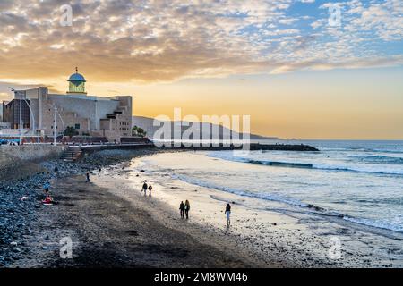 Las Palmas, Spagna, 31 dicembre 2022. Alfredo Kraus Auditorium e la spiaggia di Las Canteras a Las Palmas, Foto Stock