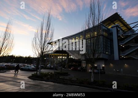 Il sole sorge sulla stazione della metropolitana leggera Tukwila International Boulevard link a Tukwila, Washington. Foto Stock