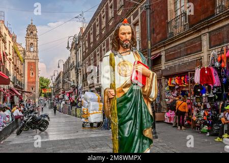 Una statua di Gesù Cristo simile alla vita sul vicolo dello shopping di Alhondiga Street che conduce alla chiesa Parroquia de la Santísima Trinidad nel quartiere zona Centro di Città del Messico, Messico. Foto Stock