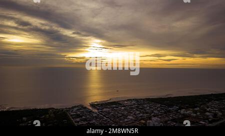 Una spettacolare vista aerea panoramica della cittadina di pescatori di Sekinchan all'ora del tramonto dorato Foto Stock