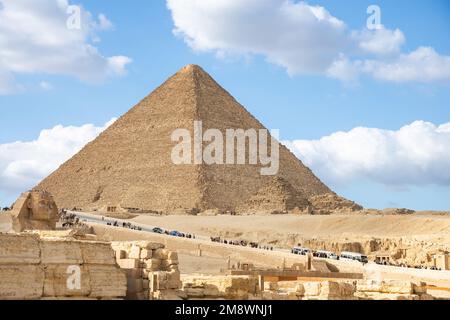 La Grande Sfinge e la Grande Piramide di Giza - la più grande piramide egiziana e la tomba della Quarta dinastia faraone Khufu. Foto Stock