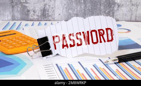 La parola password scritta su un foglio adesivo sulla tastiera del computer. Gestione delle password o concetto di sicurezza informatica su Internet. Foto Stock
