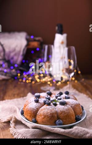 Natale tempo di Natale nella tradizione italiana. Torta di vacanza biscotto con frutti di bosco in tavola nella tradizione italiana. Torta di compleanno biscotto con frutti di bosco sul tavolo. Foto Stock