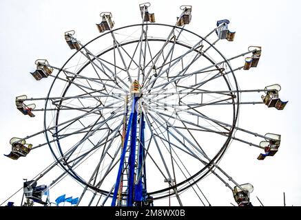 Ruota panoramica Carnival isolata su bianco - nessun pilota Foto Stock