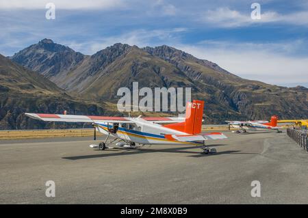 Due ski plane in piedi presso l'aeroporto di Mount Cook pronti a volare i turisti in un volo panoramico e atterrare sui campi di alta neve delle Alpi meridionali Foto Stock