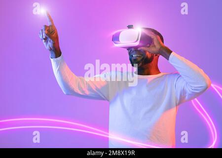 L'uomo nero gode di un'esperienza di realtà aumentata con il visore VR Foto Stock