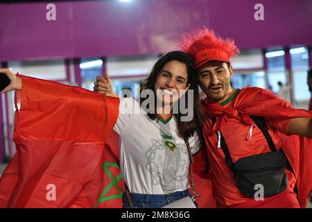 Tifosi in azione durante la partita di Coppa del mondo FIFA 2022 tra Francia e Marocco, al Bayt Stadium, Doha, 14/12/2022 con: Tifosi dove: Doha, Qatar quando: 14 dic 2022 credito: Anthony Stanley/WENN Foto Stock