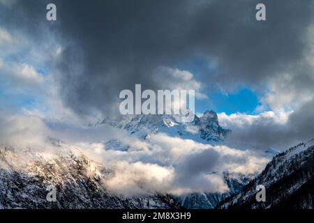 Aiguille de Loriaz visto da Vallorcine - le nuvole iniziano a rompere mostrando la vetta di Aiguille de Loriaz in lontananza sul massiccio del Monte Bianco Foto Stock