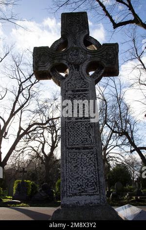 Lapide a croce celtica nel cimitero di Brompton, Londra ovest, Regno Unito Foto Stock