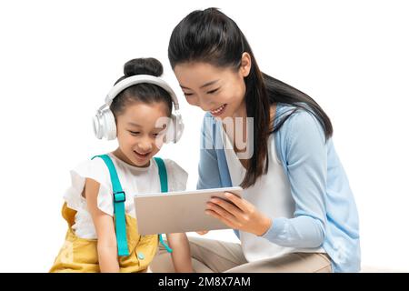 Una giovane insegnante che consiglia gli studenti imparando Foto Stock