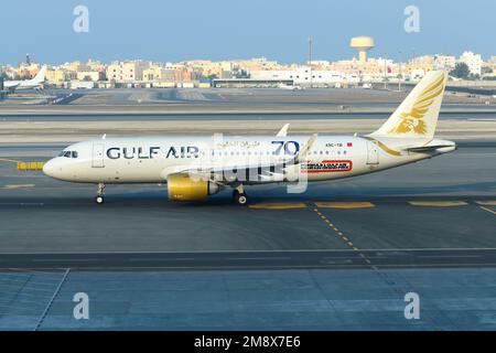 Gulf Air Airbus A320neo aereo tassante presso l'aeroporto di Bahrain. Aereo A320 di Gulfair, noto principalmente come Gulf Air. Foto Stock