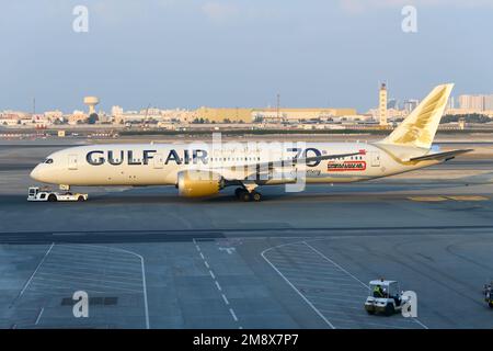 Gulf Air Boeing 787 all'aeroporto di Bahrain. Aereo 787 Dreamliner di GulfAir / Gulf Air. Vettore di bandiera Bahrain. Foto Stock