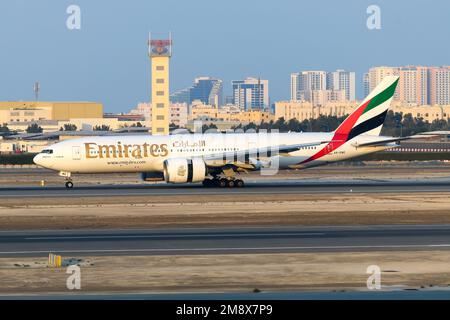 Emirates Airline Boeing 777-200LR, noto anche come 777-200 a lungo raggio. Aereo Boeing 772 o 77E atterraggio. Foto Stock