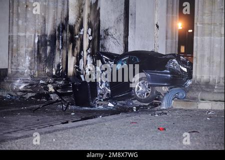 Berlino, Germania. 16th Jan, 2023. Un'auto distrutta si trova tra due pilastri della porta di Brandeburgo. Un'auto si è schiantata in un pilastro della porta di Brandeburgo a Berlino. In macchina, vigili del fuoco trovato un uomo morto, ha detto un portavoce della polizia presto Lunedi mattina. Credit: Annette Riedl/dpa/Alamy Live News Foto Stock