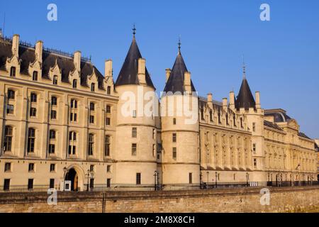 Parigi: Palazzo della Conciergerie e Palazzo di Giustizia risplende d'oro subito dopo l'alba sull'Ile de la Cite, Parigi, Francia Foto Stock