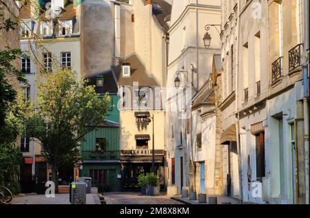 Parigi: Rue Saint-Julien le Pauvre con edifici pittoreschi e ristorante Odette in Rue Galande subito dopo l'alba nel quartiere Latino, Rive Gauche, Francia Foto Stock