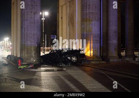 Berlino, Germania. 16th Jan, 2023. Un'auto distrutta si trova tra due pilastri della porta di Brandeburgo. Un'auto si è schiantata in un pilastro della porta di Brandeburgo a Berlino. In macchina, vigili del fuoco trovato un uomo morto, ha detto un portavoce della polizia presto Lunedi mattina. Credit: Annette Riedl/dpa/Alamy Live News Foto Stock