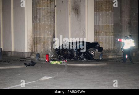 Berlino, Germania. 16th Jan, 2023. Un'auto distrutta si trova tra due pilastri della porta di Brandeburgo. Un'auto si è schiantata in un pilastro della porta di Brandeburgo a Berlino. In macchina, vigili del fuoco trovato un uomo morto, ha detto un portavoce della polizia presto Lunedi mattina. Credit: Annette Riedl/dpa/Alamy Live News Foto Stock