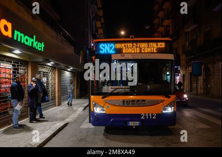 Palermo, Italia. 15th Jan, 2023. Un autobus gratuito per gli adoratori visti fuori dalla Missione. I fedeli rendono omaggio a Biagio Conte, missionario laico cattolico, fondatore della Missione di speranza e Carità (Missione speranza e Carit‡) nel 1993, per i poveri e i senzatetto di Palermo. Conte morì di cancro a 59 anni, il 12th gennaio 2023, nella sua città natale e il suo corpo è esposto alla chiesa della Missione speranza e Carit‡. Considerato il St. Francesco di Sicilia, i suoi funerali si terranno presso la Cattedrale di Palermo il 17th gennaio 2023. Credit: SOPA Images Limited/Alamy Live News Foto Stock