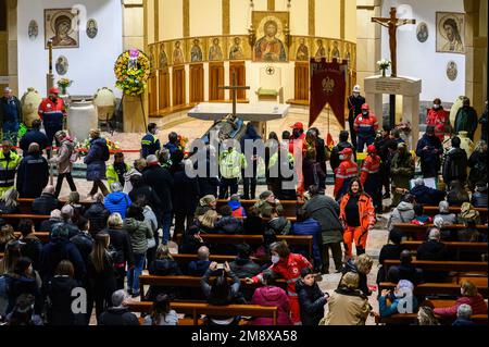 Palermo, Italia. 15th Jan, 2023. Persone viste all'interno della chiesa. I fedeli rendono omaggio a Biagio Conte, missionario laico cattolico, fondatore della Missione di speranza e Carità (Missione speranza e Carit‡) nel 1993, per i poveri e i senzatetto di Palermo. Conte morì di cancro a 59 anni, il 12th gennaio 2023, nella sua città natale e il suo corpo è esposto alla chiesa della Missione speranza e Carit‡. Considerato il St. Francesco di Sicilia, i suoi funerali si terranno presso la Cattedrale di Palermo il 17th gennaio 2023. Credit: SOPA Images Limited/Alamy Live News Foto Stock