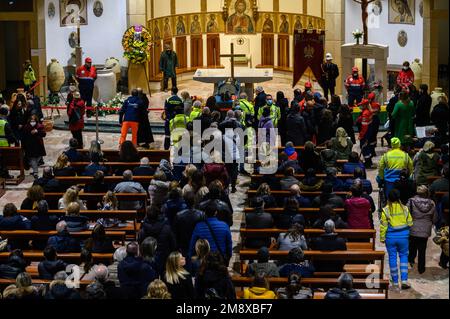 Palermo, Italia. 15th Jan, 2023. Panoramica delle persone in una chiesa. I fedeli rendono omaggio a Biagio Conte, missionario laico cattolico, fondatore della Missione di speranza e di Carità (Missione speranza e Carità) nel 1993, per i poveri e i senzatetto di Palermo. Conte morì di cancro a 59 anni, il 12th gennaio 2023, nella sua città natale e il suo corpo è esposto alla chiesa della Missione speranza e Carità. Considerato il St. Francesco di Sicilia, i suoi funerali si terranno presso la Cattedrale di Palermo il 17th gennaio 2023. (Foto di Valeria Ferraro/SOPA Images/Sipa USA) Credit: Sipa USA/Alamy Live News Foto Stock