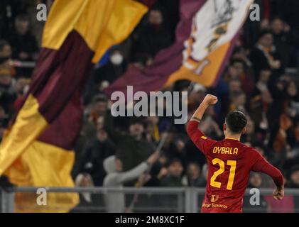 Roma, Italia. 15th Jan, 2023. Paulo Dybala di Roma celebra il suo gol durante la Serie A Football Match tra Roma e Fiorentina a Roma, Italia, il 15 gennaio 2023. Credit: Alberto Lingria/Xinhua/Alamy Live News Foto Stock