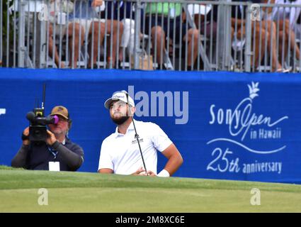 Honolulu, Hawaii, USA. 15th Jan, 2023. HAYDEN BUCKLEY guarda il suo colpo dal bunker al 18th durante l'ultimo round del Sony Open giocato al Waialae Golf Course, Honolulu, Hawaii. (Credit Image: © Steven Erler/ZUMA Press Wire) SOLO PER USO EDITORIALE! Non per USO commerciale! Credit: ZUMA Press, Inc./Alamy Live News Foto Stock