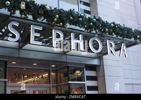 Honolulu, HI - 15 gennaio 2023: Nome sospiro del negozio di cosmetici Sephora a Waikiki Foto Stock