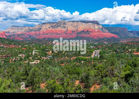 Vista panoramica elevata di un esclusivo quartiere residenziale di Sedona circondato da splendide montagne e colline rosse. Foto Stock