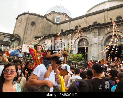 Manila, Filippine. 15th Jan, 2023. Un padre porta il figlio sulle spalle mentre lasciano la Chiesa di Tendo. I devoti cattolici si affollano nella parrocchia di Santo Niño de Tendo, conosciuta anche come Chiesa di Tendo a Manila, con il loro Sto. Niño repliche a casa per la sua benedizione. L'icona cattolica più antica del paese, il Santo Niño o il titolo cattolico romano del bambino Gesù. Associata ad un'immagine religiosa del Cristo bambino, ampiamente venerata come miracolosa dai cattolici filippini. Credit: SOPA Images Limited/Alamy Live News Foto Stock