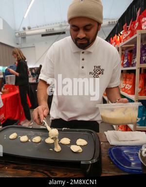 Vancouver, Canada. 15th Jan, 2023. Un fornitore prepara campioni di cibo presso uno stand durante la Gluten Free Expo di Vancouver, British Columbia, Canada, il 15 gennaio 2023. Credit: Liang Sen/Xinhua/Alamy Live News Foto Stock