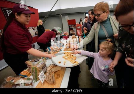 Vancouver, Canada. 15th Jan, 2023. La gente assaggia alcuni prodotti alimentari senza glutine al Gluten Free Expo di Vancouver, British Columbia, Canada, il 15 gennaio 2023. Credit: Liang Sen/Xinhua/Alamy Live News Foto Stock