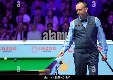 Londra, Gran Bretagna. 15th Jan, 2023. Mark Williams of Wales reagisce durante la partita finale contro Judd Trump d'Inghilterra allo Snooker Masters 2023 all'Alexandra Palace di Londra, Gran Bretagna, 15 gennaio 2023. Credit: Notizie dal vivo su Zhai Zheng/Xinhua/Alamy Foto Stock