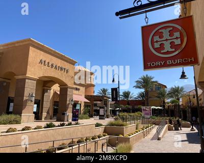 Vista esterna dei negozi outlet del centro commerciale Desert Hills Premium Outlets - Cabazon, California, USA - 2022 Foto Stock