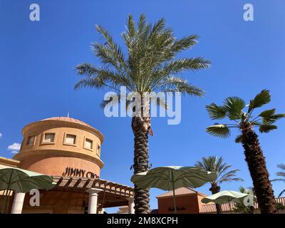 Vista esterna dei negozi outlet del centro commerciale Desert Hills Premium Outlets - Cabazon, California, USA - 2022 Foto Stock