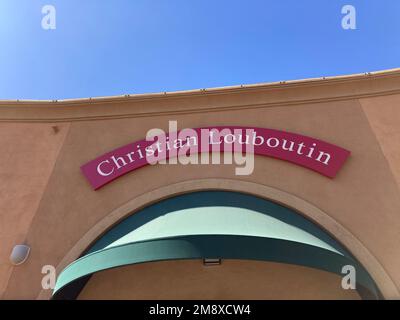 Christian Louboutin segno, logo sulla facciata del negozio al centro commerciale Desert Hills Premium Outlets - Cabazon, California, USA - 2022 Foto Stock